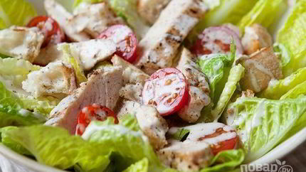 Салат Цезарь с крутонами