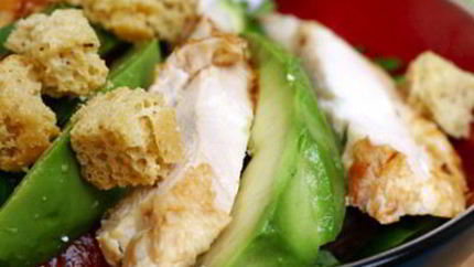 Салат цезарь с куриной грудкой и авокадо