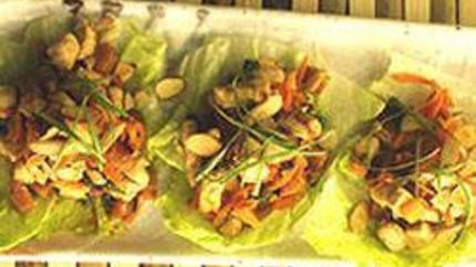 Салат Цезарь с курицей и черешней