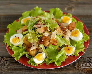 Салат Цезарь с курицей и перепелиными яйцами