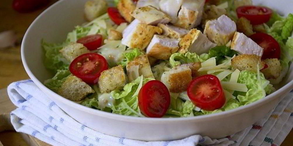 Рецепт салата цезарь с курицей, сухариками и помидорами