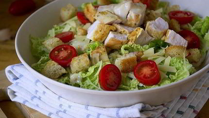 Салат Цезарь с курицей, сухариками и помидорами