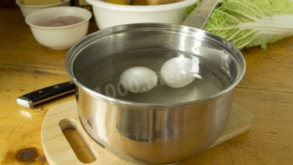 салат цезарь с курицей, сухариками и помидорами