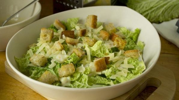 салат цезарь с курицей, сухариками и помидорами