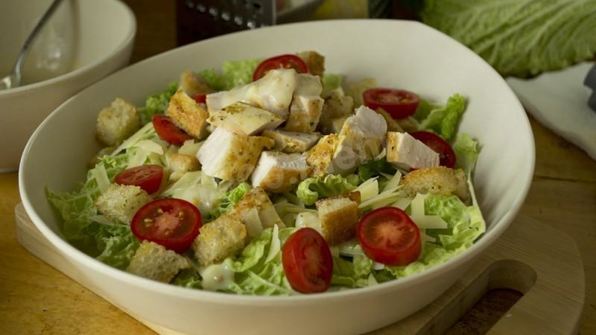 салат цезарь с курицей, сухариками и помидорами