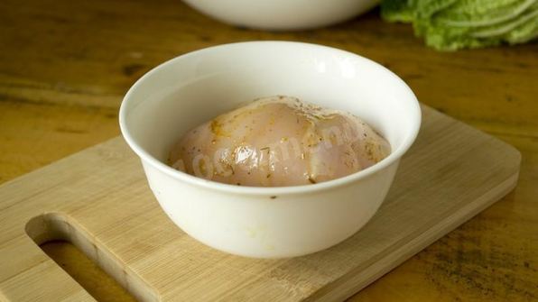 салат цезарь с курицей, сухариками и помидорами