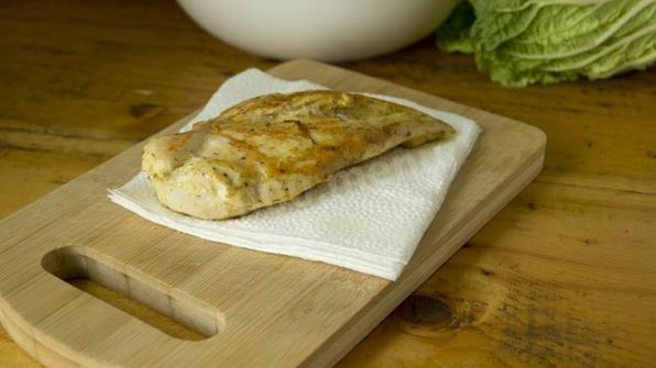 салат цезарь с курицей, сухариками и помидорами