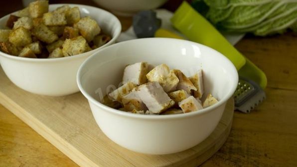 салат цезарь с курицей, сухариками и помидорами