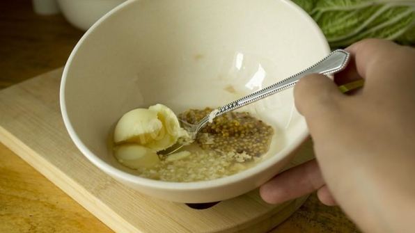 салат цезарь с курицей, сухариками и помидорами