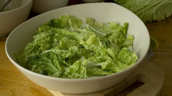 салат цезарь с курицей, сухариками и помидорами