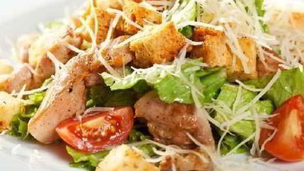 Салат цезарь с курицей
