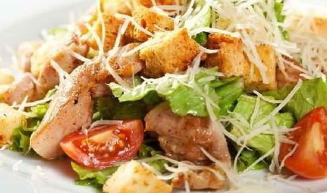 Салат цезарь с курицей