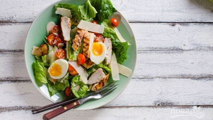 Салат Цезарь с лимонно-медовой заправкой