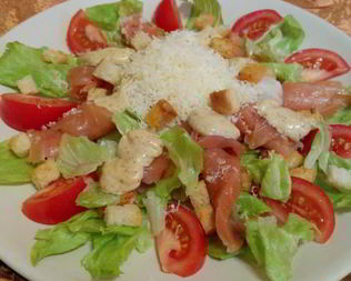 Салат Цезарь с лососем