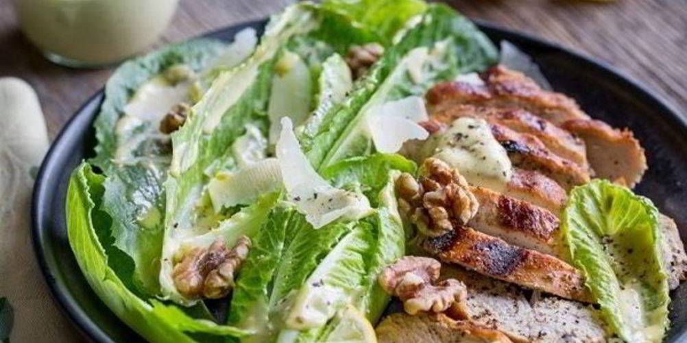 Рецепт салата цезарь с орехами