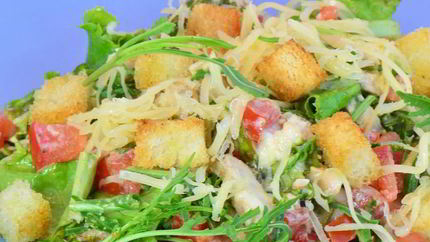 Салат Цезарь с руколой