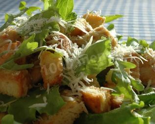 Салат Цезарь с сухариками