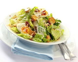 Салат Цезарь с желтыми помидорами черри и изюмом