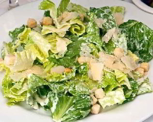 Салат цезарь со сметанно-лимонной заправкой