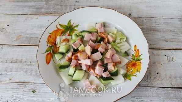 цезарь с копченой курицей и маринованными грибами