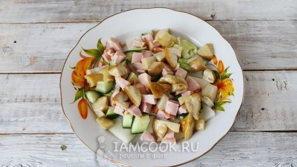 цезарь с копченой курицей и маринованными грибами