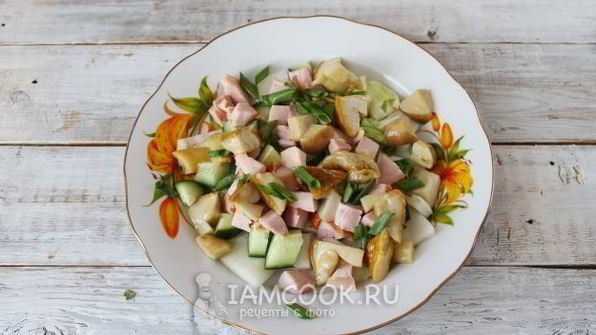 цезарь с копченой курицей и маринованными грибами