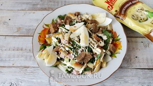 цезарь с копченой курицей и маринованными грибами