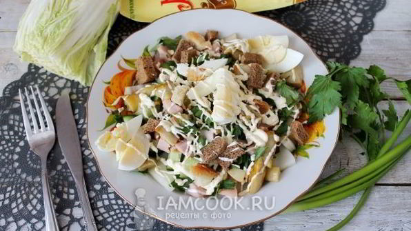 цезарь с копченой курицей и маринованными грибами