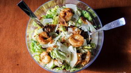 Цезарь с креветками простой