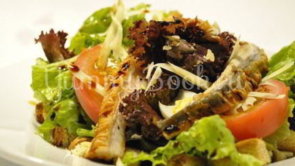 Цезарь с угрем и соусом Бальзамик Карамель