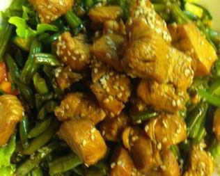 Теплый салат с индейкой и фасолью