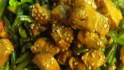 Теплый салат с индейкой и фасолью