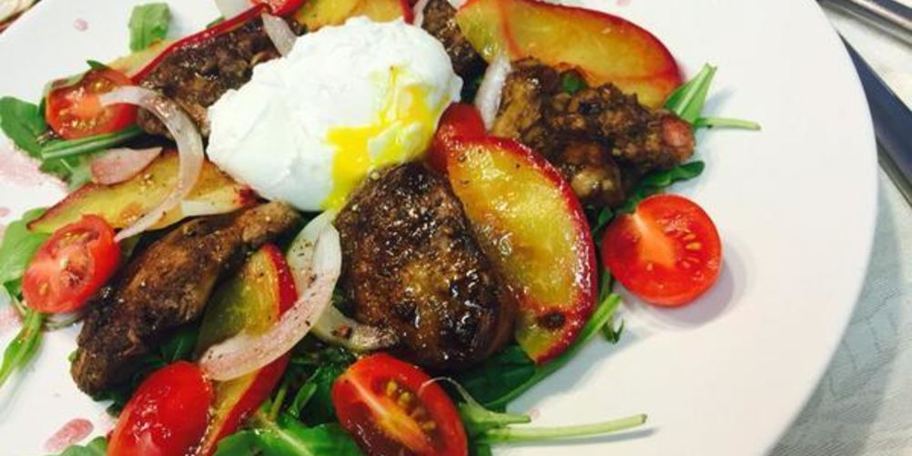 Рецепт теплого салата с куриной печенью и яйцом пашот