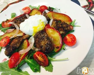 Теплый салат с куриной печенью и яйцом пашот