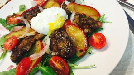 Теплый салат с куриной печенью и яйцом пашот