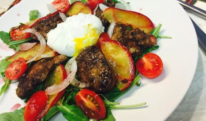 Теплый салат с куриной печенью и яйцом пашот