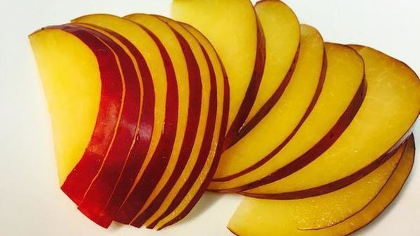 теплый салат с куриной печенью и яйцом пашот