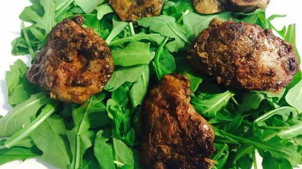 теплый салат с куриной печенью и яйцом пашот