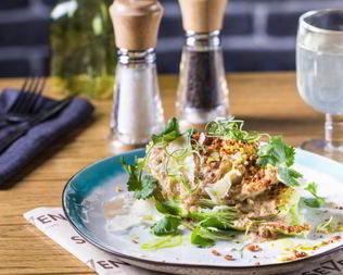 Молодая капуста на пару с соусом винегрет и щучьей икрой