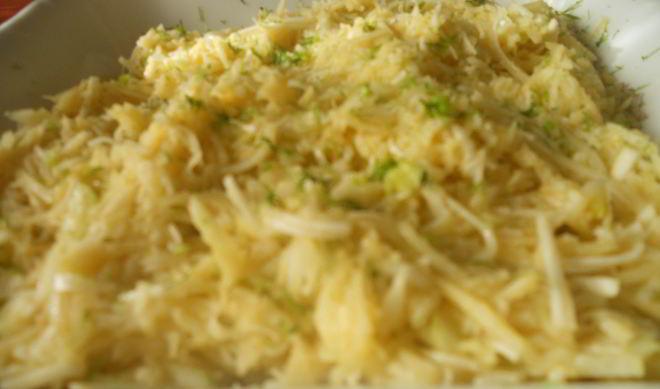 Салат из корня сельдерея и яблок с винегретом из масла фундука