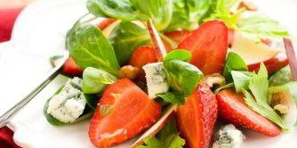 Рецепт салата из шпината, клубники и голубого сыра с малиновым винегретом