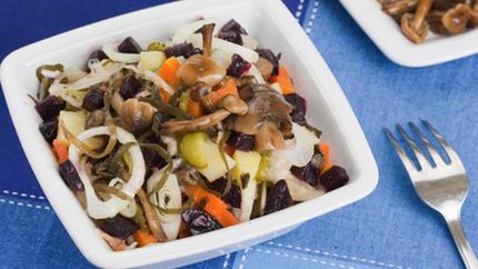 Винегрет с солеными опятами и морской капустой