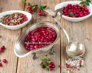 Брусничный соус к мясу с можжевельником