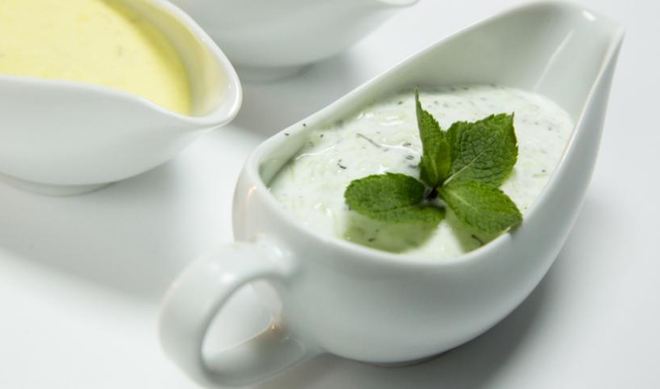 Йогуртовый соус с огурцом и мятой