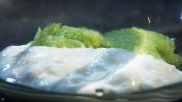 йогуртовый соус с огурцом и мятой