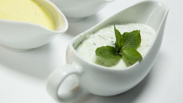 йогуртовый соус с огурцом и мятой