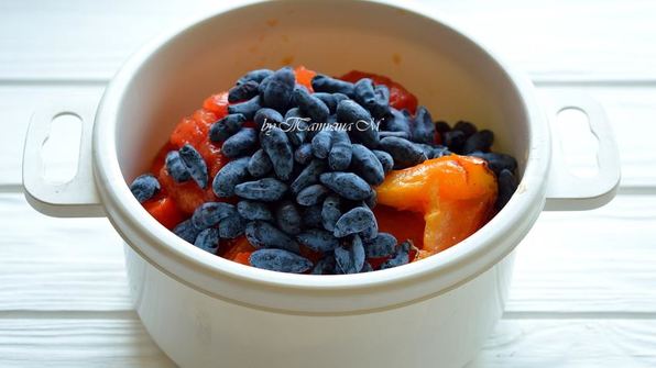 соус из гриль-перца с жимолостью