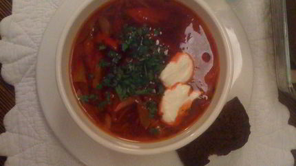 Борщ с черными гренками и чесноком