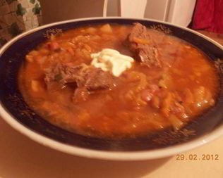 Борщ, заправленный старым салом и чесноком