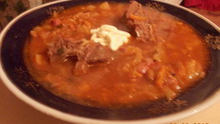 Борщ, заправленный старым салом и чесноком